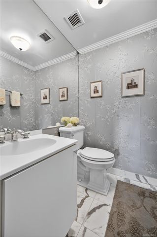 100 Hilton Avenue 411, Garden City, NY 11530