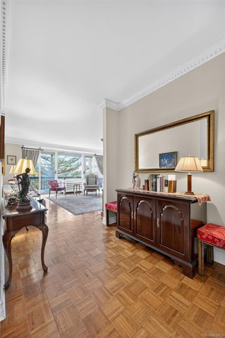 100 Hilton Avenue 411, Garden City, NY 11530