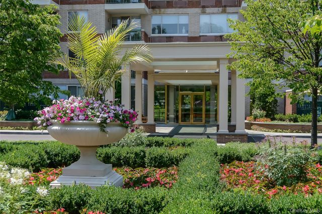 100 Hilton Avenue 411, Garden City, NY 11530