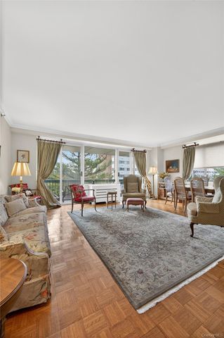 100 Hilton Avenue 411, Garden City, NY 11530