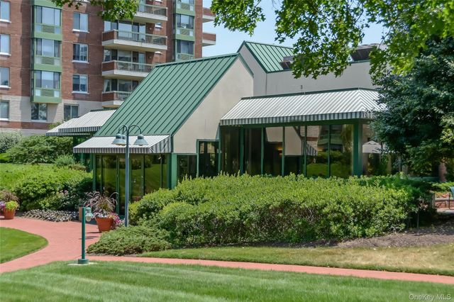 100 Hilton Avenue 411, Garden City, NY 11530