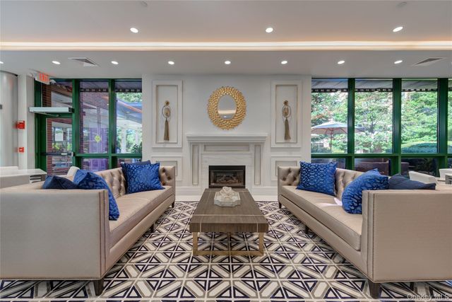 100 Hilton Avenue 411, Garden City, NY 11530