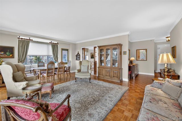 100 Hilton Avenue 411, Garden City, NY 11530