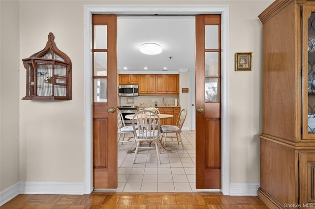 100 Hilton Avenue 411, Garden City, NY 11530