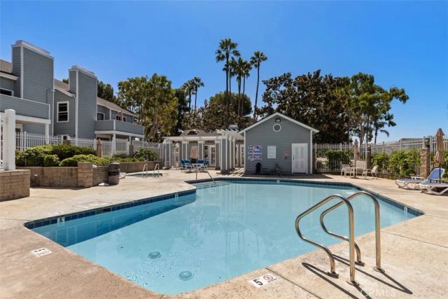 16960 Algonquin Street 103, Huntington Beach, CA 92649