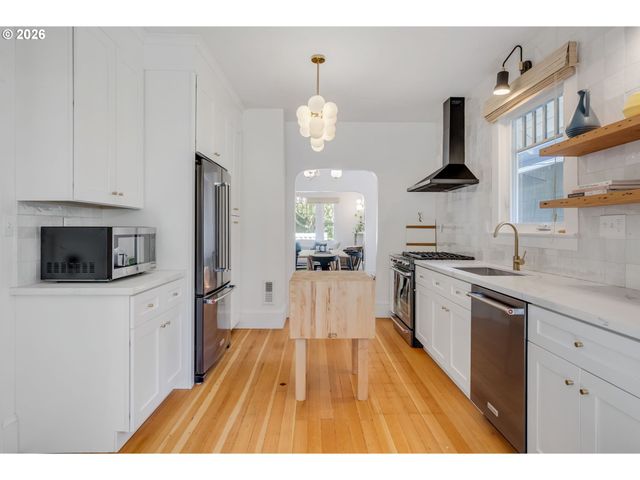 3746 Se SHERMAN St, Portland, OR 97214