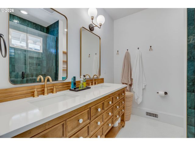3746 Se SHERMAN St, Portland, OR 97214