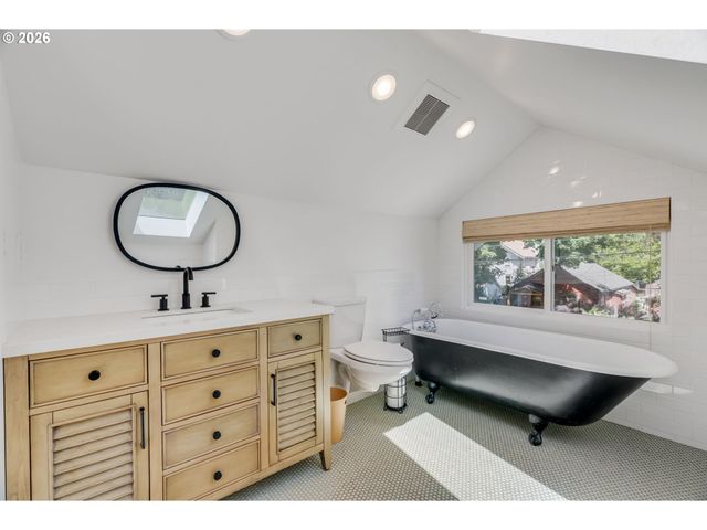 3746 Se SHERMAN St, Portland, OR 97214