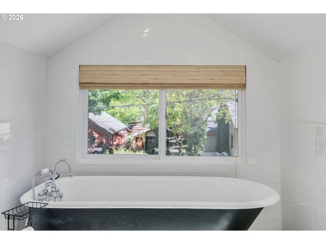 3746 Se SHERMAN St, Portland, OR 97214