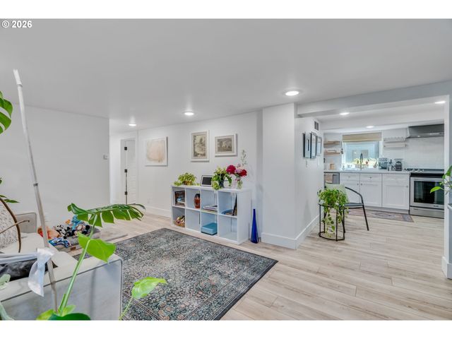 3746 Se SHERMAN St, Portland, OR 97214