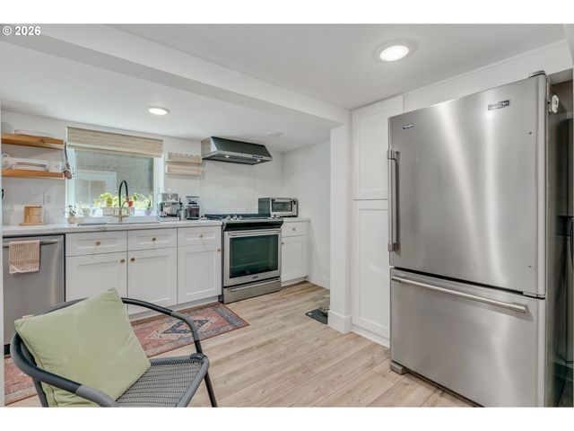 3746 Se SHERMAN St, Portland, OR 97214