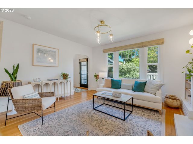 3746 Se SHERMAN St, Portland, OR 97214