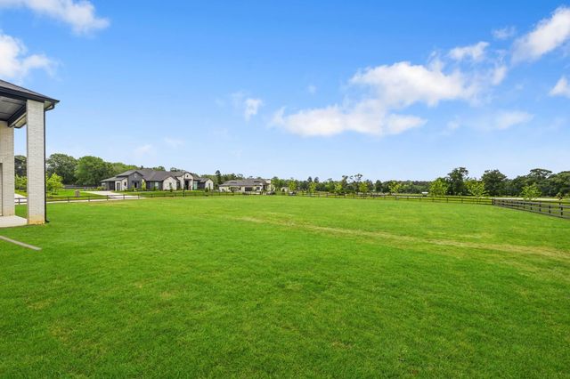 105 Bentwood Meadow Lane, Montgomery, TX 77356