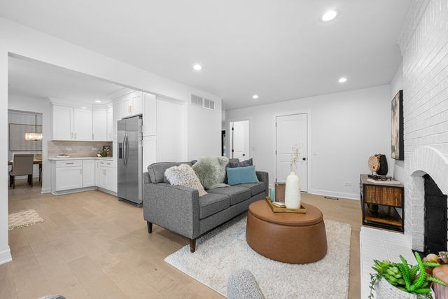 1021 Foxworth Boulevard, Lombard, IL 60148