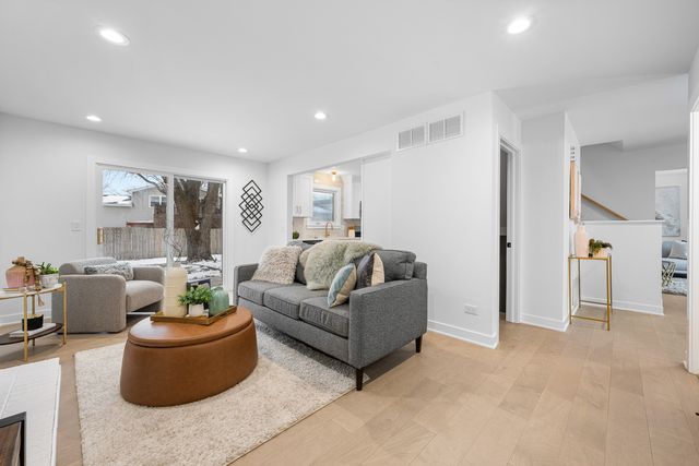 1021 Foxworth Boulevard, Lombard, IL 60148