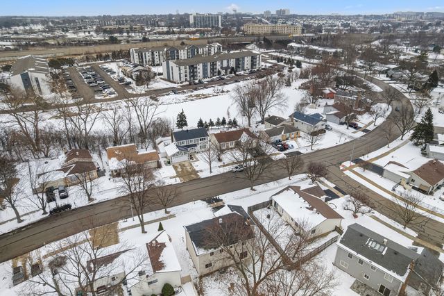 1021 Foxworth Boulevard, Lombard, IL 60148