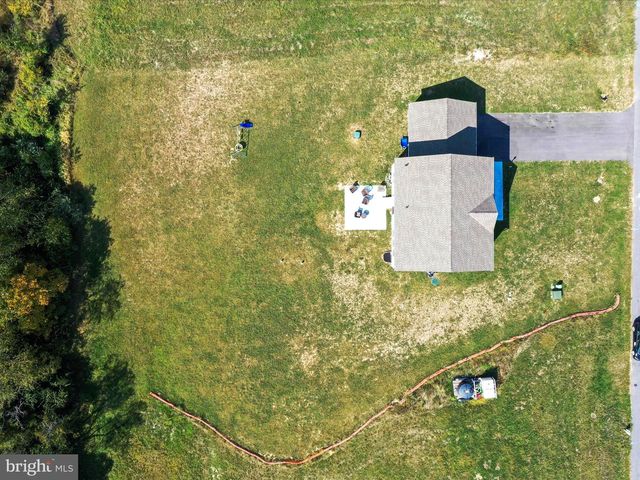1537 FALCON LN, Chambersburg, PA 17202