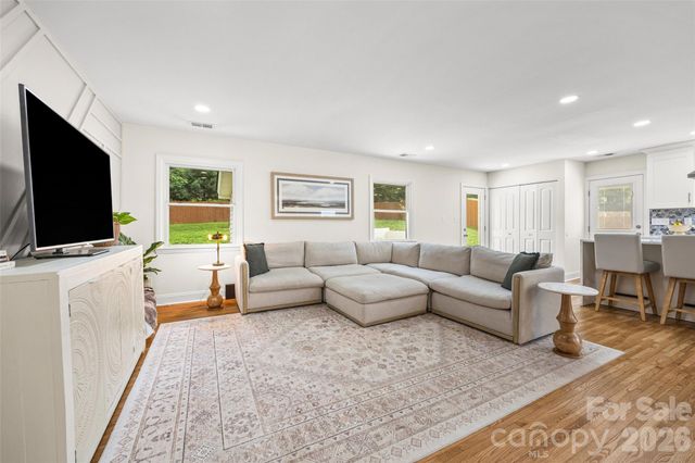 1142 Fox Run Drive, Charlotte, NC 28212
