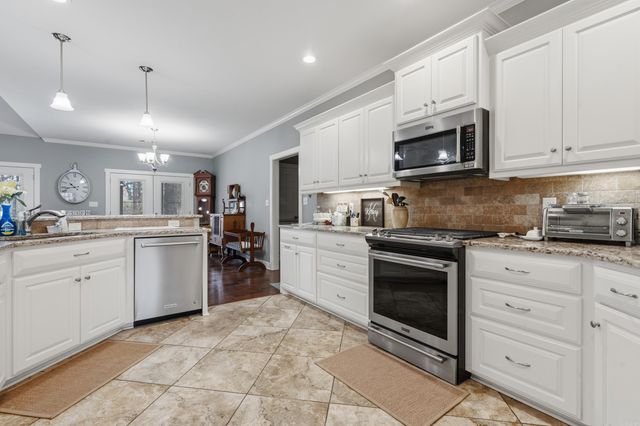 220 Autumn Oaks Drive, Bismarck, AR 71929