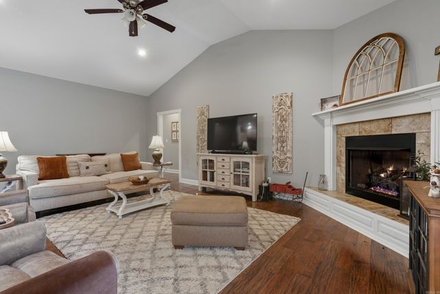 220 Autumn Oaks Drive, Bismarck, AR 71929