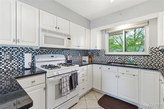 820 Posthorn Drive, Manchester, MO 63021