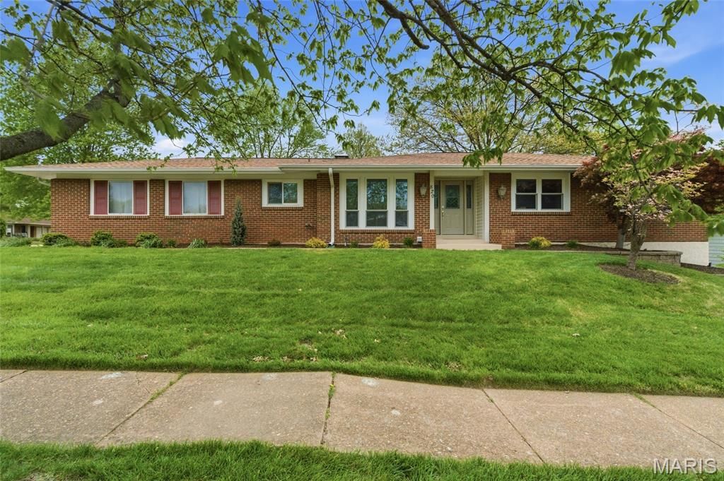 820 Posthorn Drive, Manchester, MO 63021