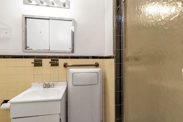 6861 Yellowstone Blvd Apt 519, New York City, NY 11375