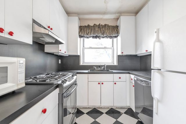 6861 Yellowstone Blvd Apt 519, New York City, NY 11375