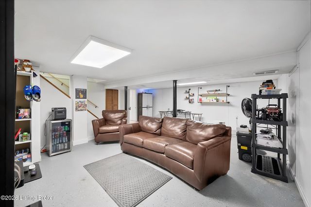 9218 Pagoda Dr, Louisville, KY 40229