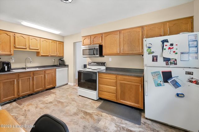 9218 Pagoda Dr, Louisville, KY 40229