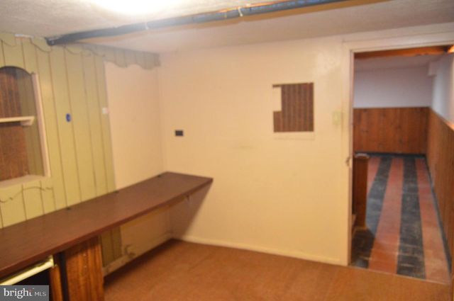 2121 PETERS RD, Reading, PA 19601