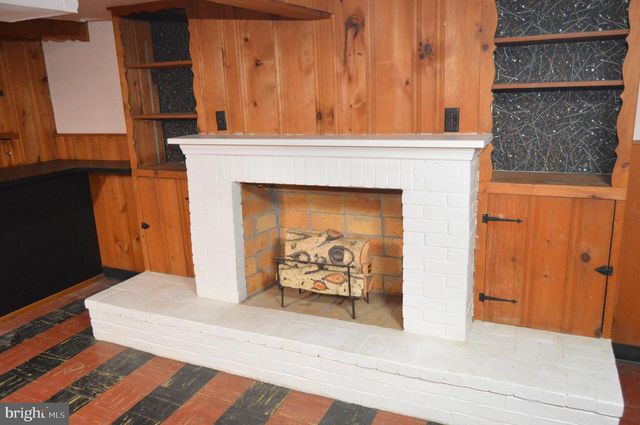 2121 PETERS RD, Reading, PA 19601