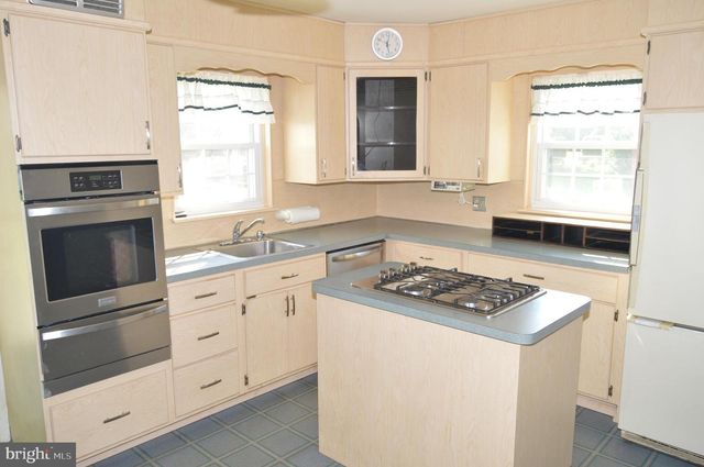 2121 PETERS RD, Reading, PA 19601