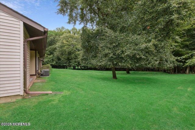 70 Overlook Way E, Manalapan, NJ 07726