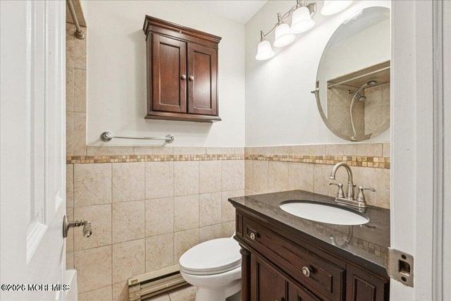70 Overlook Way E, Manalapan, NJ 07726