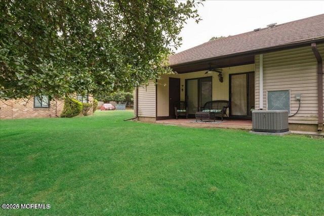70 Overlook Way E, Manalapan, NJ 07726