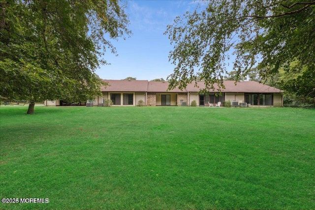 70 Overlook Way E, Manalapan, NJ 07726