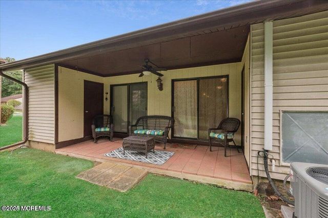 70 Overlook Way E, Manalapan, NJ 07726