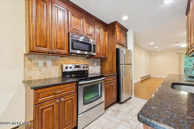 70 Overlook Way E, Manalapan, NJ 07726