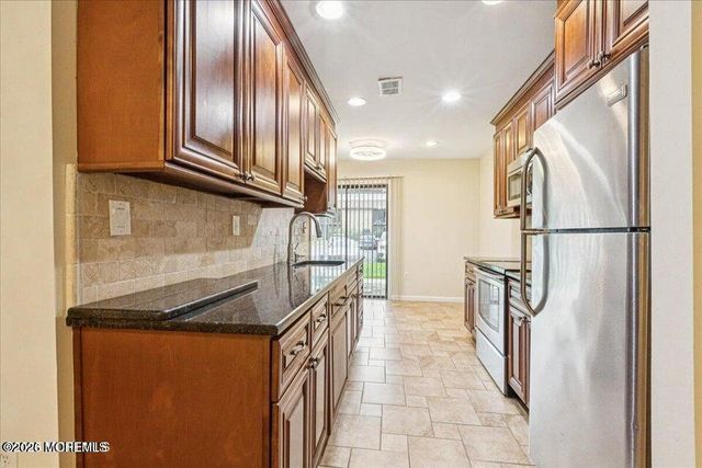 70 Overlook Way E, Manalapan, NJ 07726
