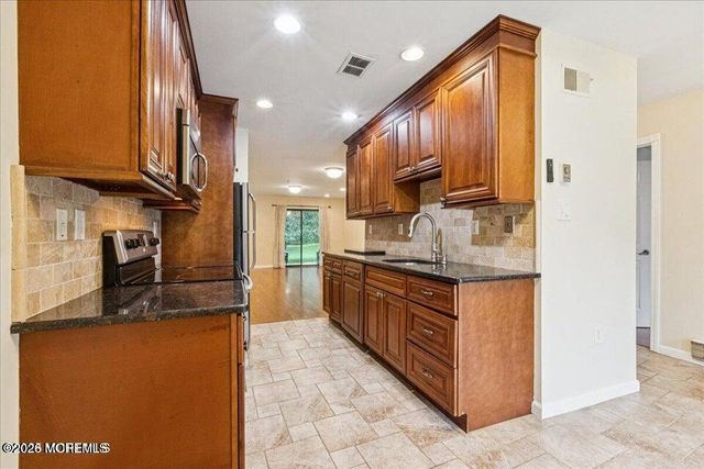 70 Overlook Way E, Manalapan, NJ 07726