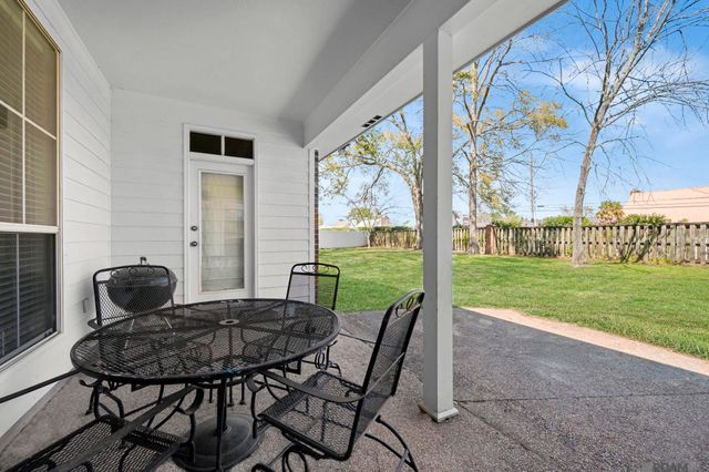 10711 N Great Oak Ct, Baton Rouge, LA 70810