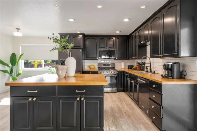 23413 Oxnard Street, Woodland Hills, CA 91367