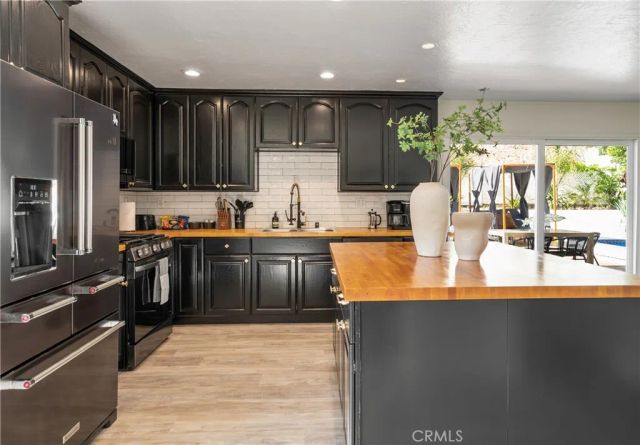 23413 Oxnard Street, Woodland Hills, CA 91367