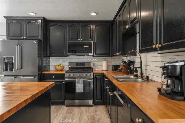 23413 Oxnard Street, Woodland Hills, CA 91367