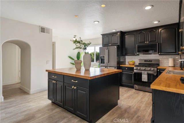 23413 Oxnard Street, Woodland Hills, CA 91367