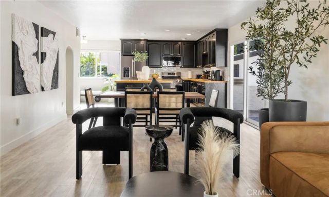 23413 Oxnard Street, Woodland Hills, CA 91367