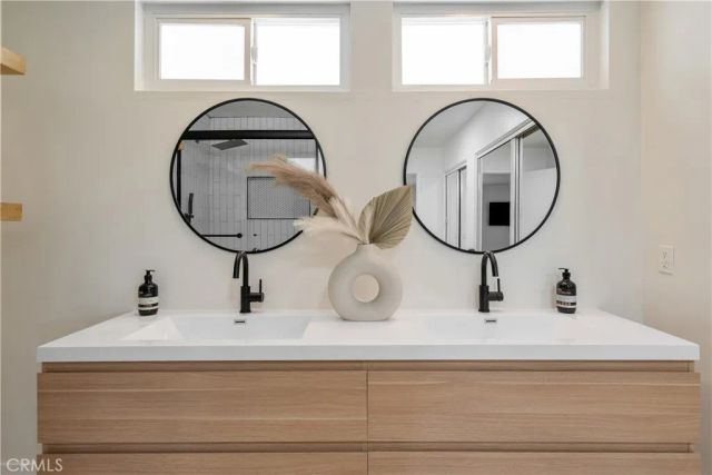 23413 Oxnard Street, Woodland Hills, CA 91367