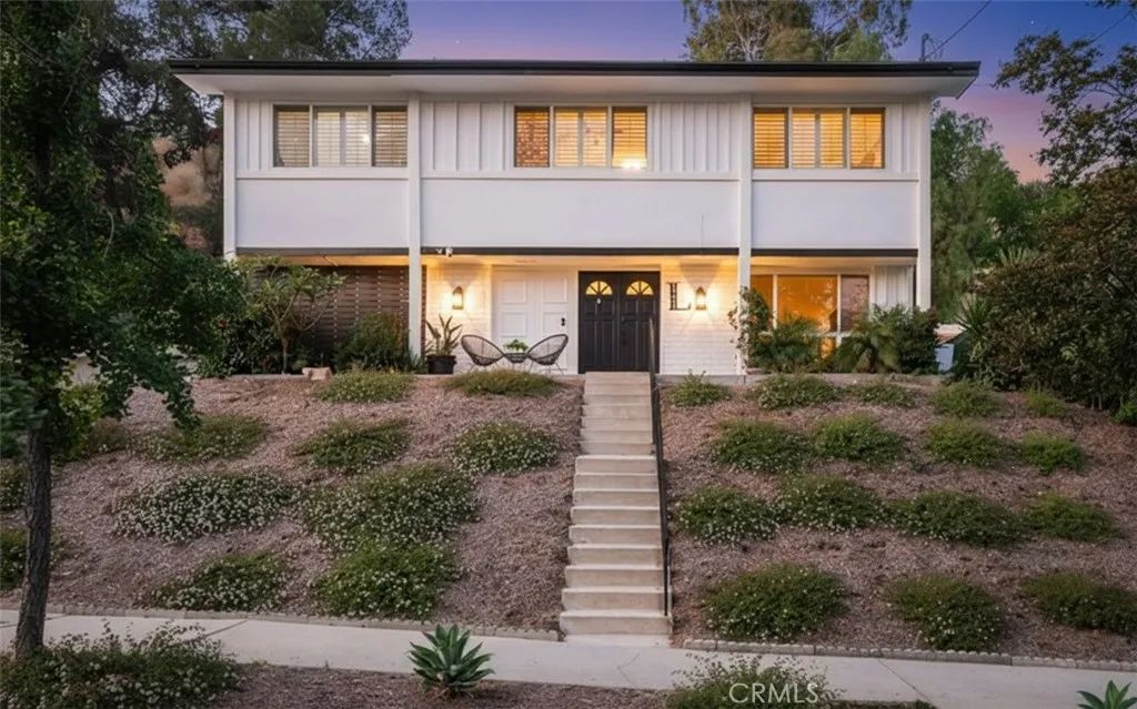 23413 Oxnard Street, Woodland Hills, CA 91367