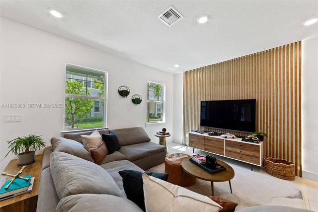 5180 Eucalyptus Dr 2, Hollywood, FL 33021